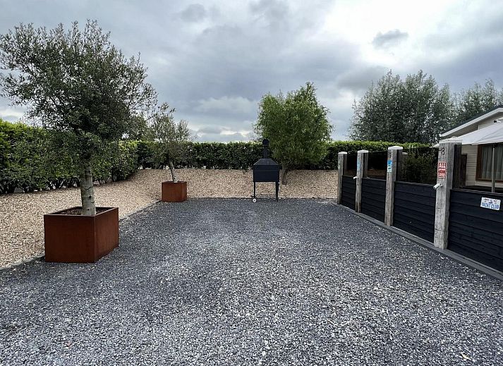 Buiteneethoek bij VZ2321 Vakantiechalet in Renesse met uitzicht op de natuur van Zeeland.