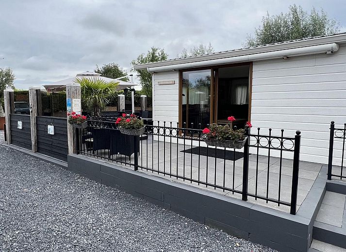 Buiteneethoek bij VZ2321 Vakantiechalet in Renesse met uitzicht op de natuur van Zeeland.