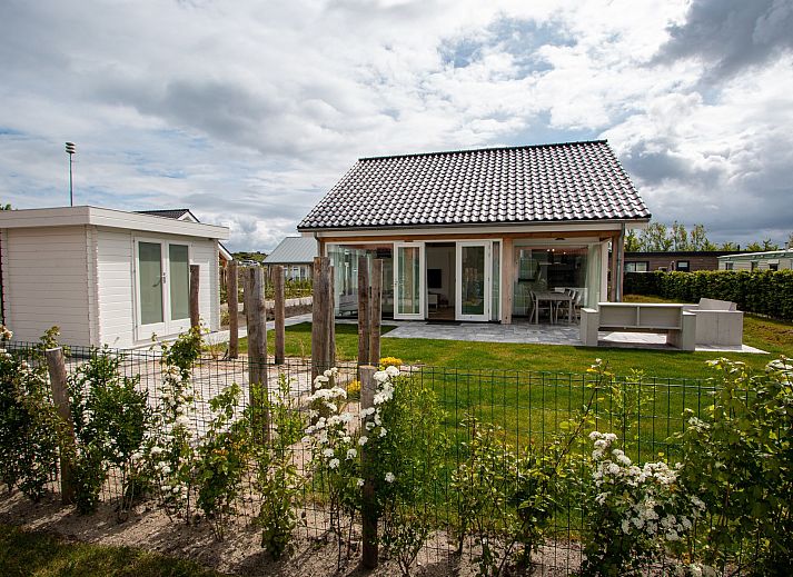 Vakantiehuis Zonnedorp 28 in Renesse met zonnig terras en groene tuin in Zeeland.