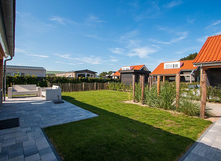 Vakantiehuis Zonnedorp 28 in Renesse met zonnig terras en groene tuin in Zeeland.