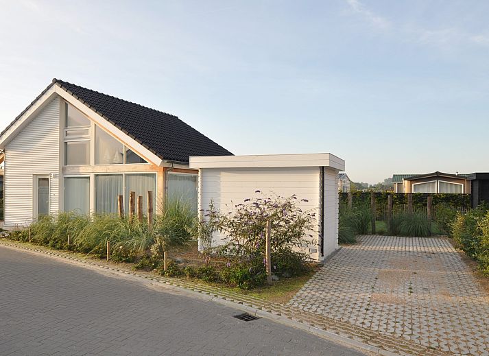 Vakantiehuis Zonnedorp 28 in Renesse met zonnig terras en groene tuin in Zeeland.