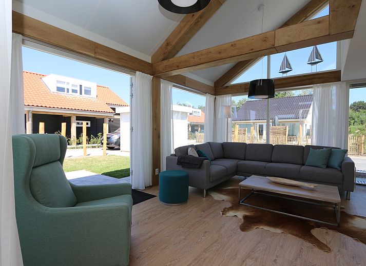 Zonnig terras bij Vakantiehuis Zonnedorp 28 in Renesse, omgeven door natuur.