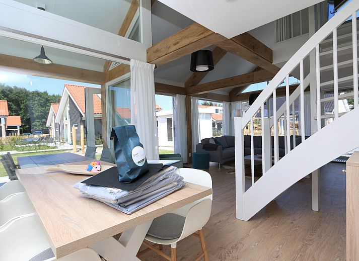 Zonnig terras bij Vakantiehuis Zonnedorp 28 in Renesse, omgeven door natuur.