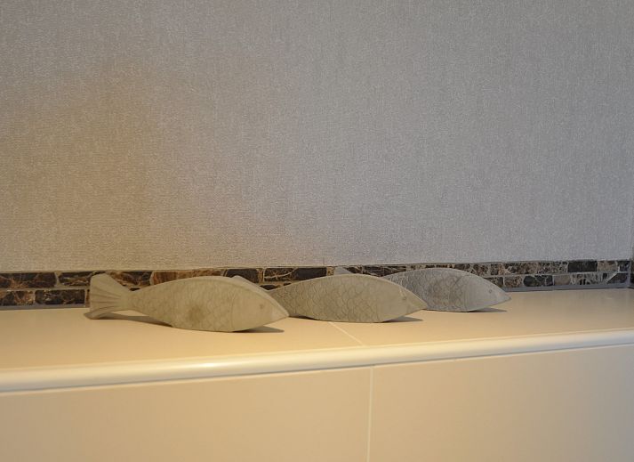 Zonnig terras bij Vakantiehuis Zonnedorp 28 in Renesse, omgeven door natuur.