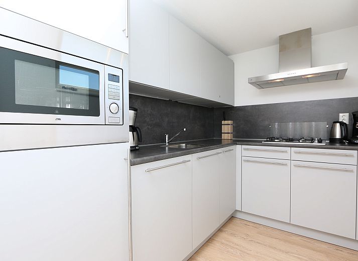 Zonnig terras bij Vakantiehuis Zonnedorp 28 in Renesse, omgeven door natuur.