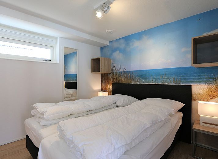 Zonnig terras bij Vakantiehuis Zonnedorp 28 in Renesse, omgeven door natuur.