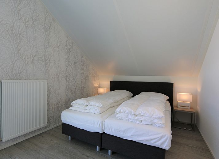 Strakke lijnen en modern design bij Het Witte Strandhuis in Renesse, Zeeland.