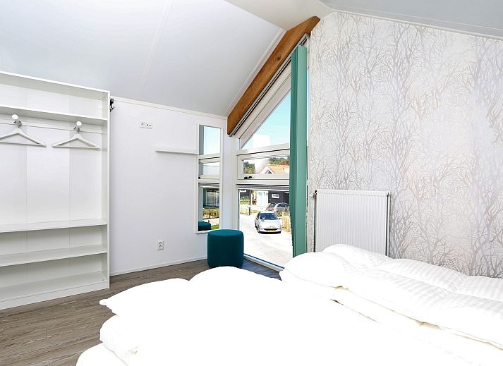 Strakke lijnen en modern design bij Het Witte Strandhuis in Renesse, Zeeland.