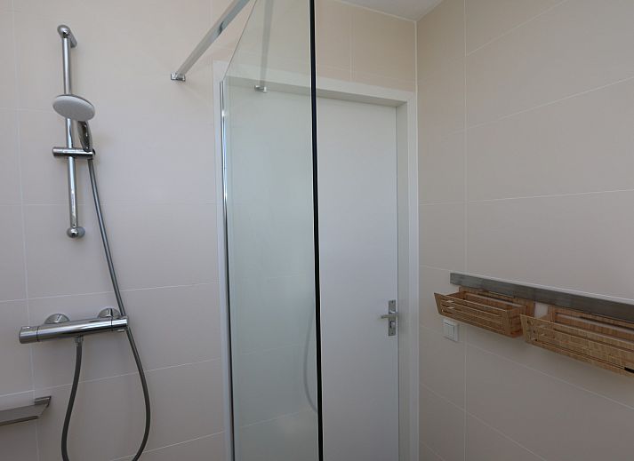 Gezellige buitenkant van Vakantiehuis Zonnedorp 28 met ochtendzon in Renesse.