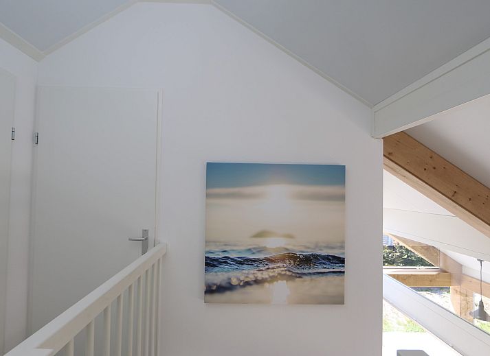 Gezellige buitenkant van Vakantiehuis Zonnedorp 28 met ochtendzon in Renesse.