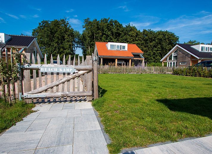 Ferienhaus Zonnedorp 20, Beach Kamp in Renesse, mit sonniger Veranda und moderner Architektur in Zeeland.
