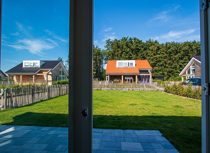 Ferienhaus Zonnedorp 20, Beach Kamp in Renesse, mit sonniger Veranda und moderner Architektur in Zeeland.