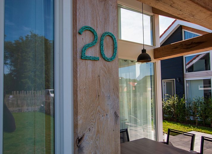 Ferienhaus Zonnedorp 20, Beach Kamp in Renesse, mit sonniger Veranda und moderner Architektur in Zeeland.