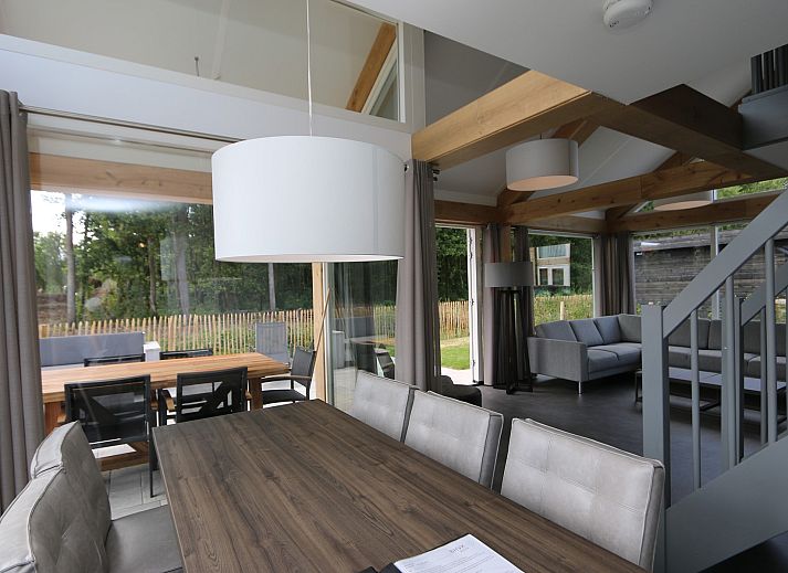 Aussenansicht des Ferienhauses Zonnedorp 19 mit grosser Terrasse in Renesse, Schouwen-Duiveland, Zeeland.