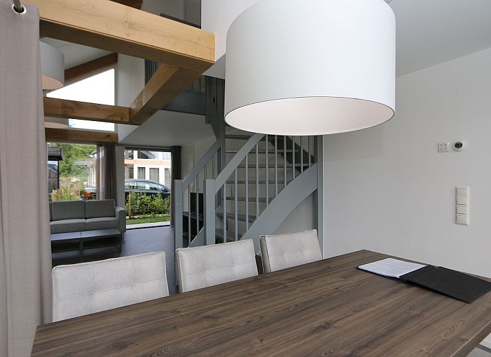 Aussenansicht des Ferienhauses Zonnedorp 19 mit grosser Terrasse in Renesse, Schouwen-Duiveland, Zeeland.