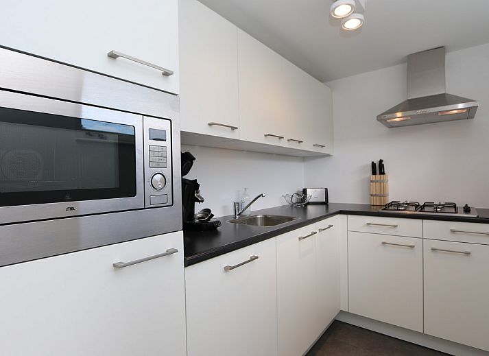 Aussenansicht des Ferienhauses Zonnedorp 19 mit grosser Terrasse in Renesse, Schouwen-Duiveland, Zeeland.