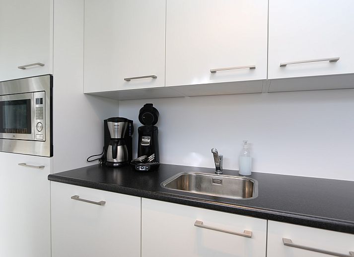 Aussenansicht des Ferienhauses Zonnedorp 19 mit grosser Terrasse in Renesse, Schouwen-Duiveland, Zeeland.