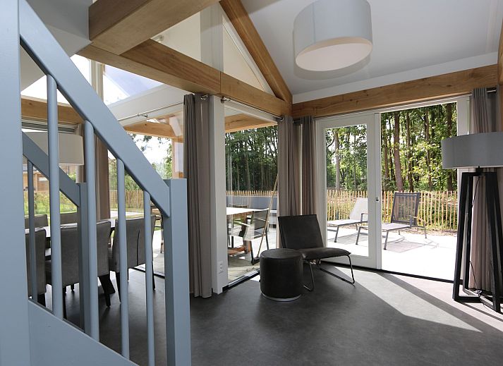 Aussenansicht des Ferienhauses Zonnedorp 19 mit grosser Terrasse in Renesse, Schouwen-Duiveland, Zeeland.