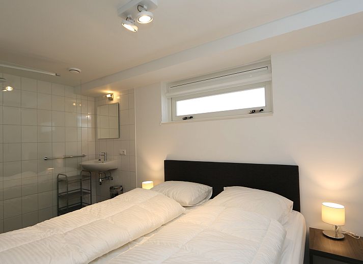 Helles Wohnzimmer im Ferienhaus Zonnedorp 19, Renesse, mit Blick auf die Natur von Schouwen-Duiveland.