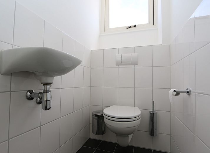 Helles Wohnzimmer im Ferienhaus Zonnedorp 19, Renesse, mit Blick auf die Natur von Schouwen-Duiveland.