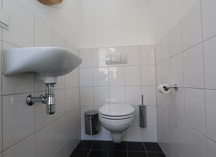 Modernes Wohnzimmer im Ferienhaus Zonnedorp 19, Renesse, mit komfortablen Moebeln auf Schouwen-Duiveland.