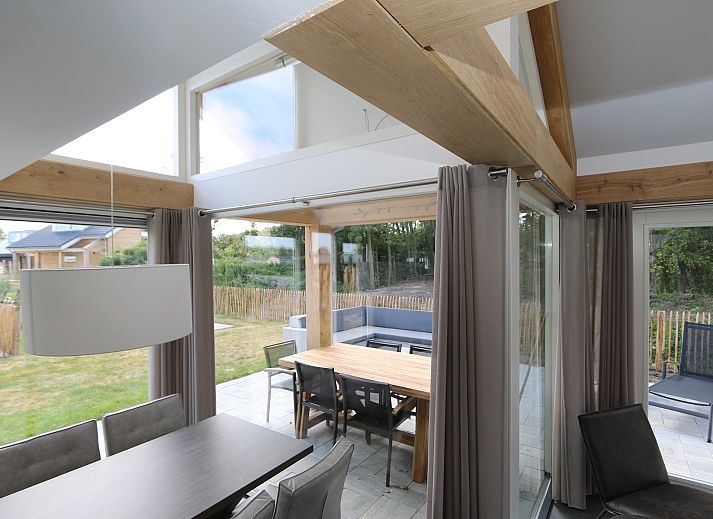 Modernes Wohnzimmer im Ferienhaus Zonnedorp 19, Renesse, mit komfortablen Moebeln auf Schouwen-Duiveland.