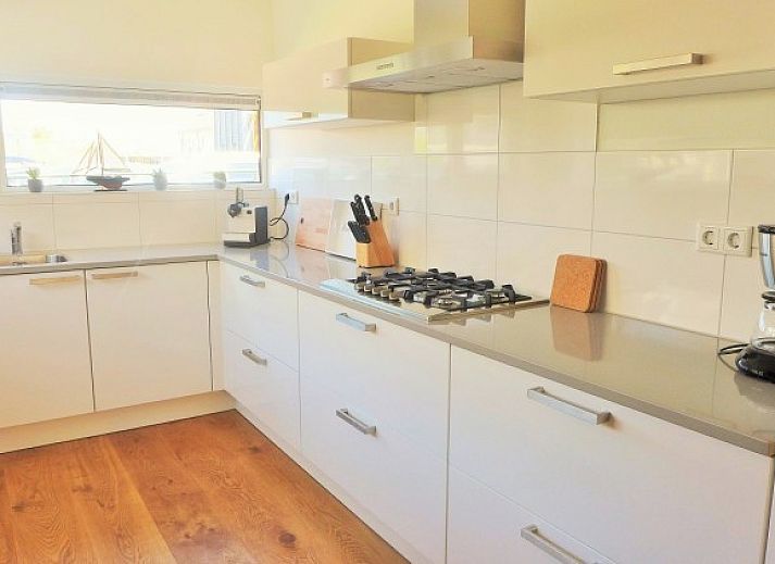 Luftaufnahme des Strandparks De Zeeuwse Kust in Renesse, mit Blick auf die Kueste von Schouwen-Duiveland, Zeeland.