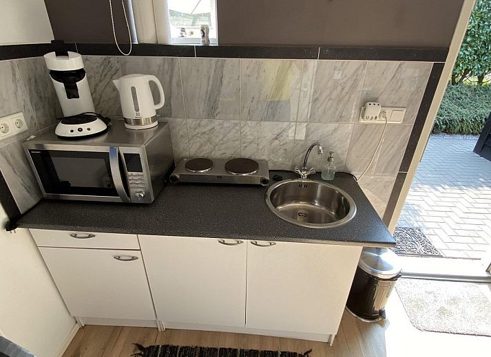 Gemuetliche Terrasse im VZ712 Apartment Renesse, ideal fuer ein Fruehstueck im Freien in Renesse, Zeeland.