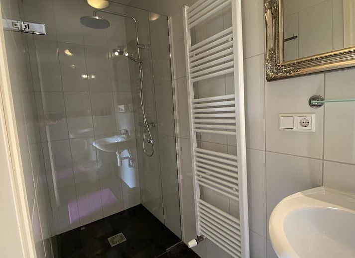 Gemuetliche Terrasse im VZ712 Apartment Renesse, ideal fuer ein Fruehstueck im Freien in Renesse, Zeeland.