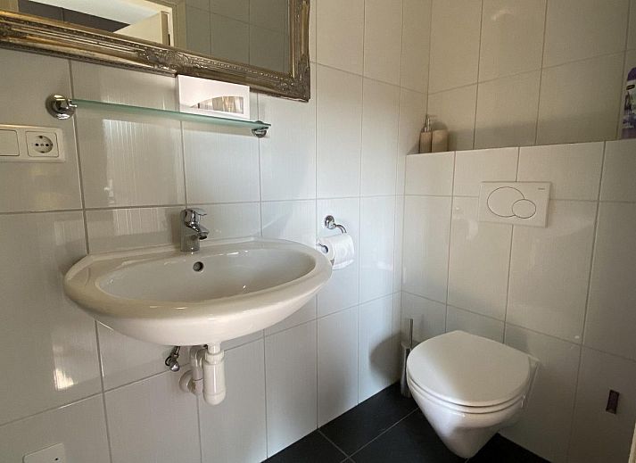 Gemuetliche Terrasse im VZ712 Apartment Renesse, ideal fuer ein Fruehstueck im Freien in Renesse, Zeeland.