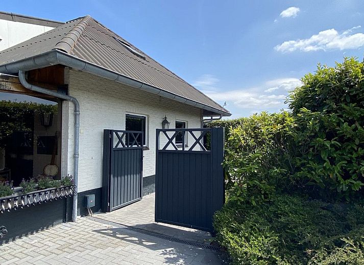 Entspannen Sie sich auf der Terrasse von VZ712 Apartment Renesse, einer Ferienwohnung in Schouwen-Duiveland.