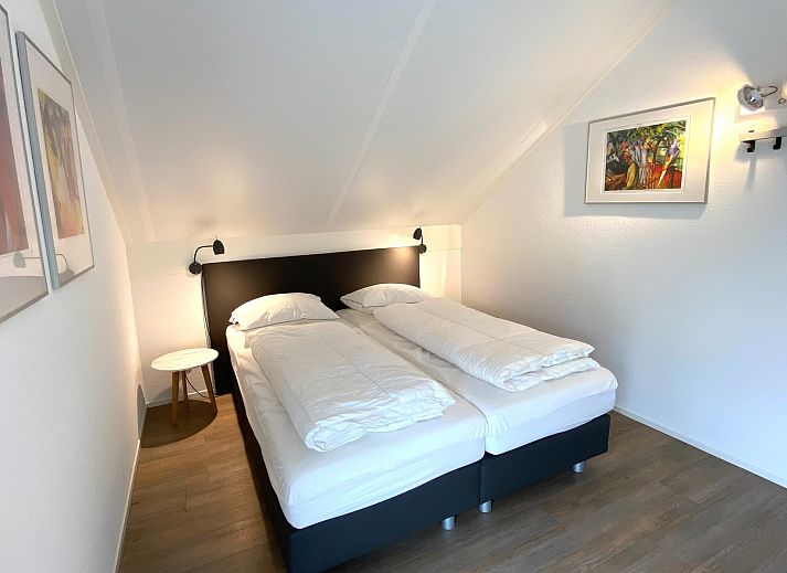 Gemuetliches Wohnzimmer mit Haengesessel im Ferienhaus Zonnedorp 29 Strandloper, Renesse, Zeeland.