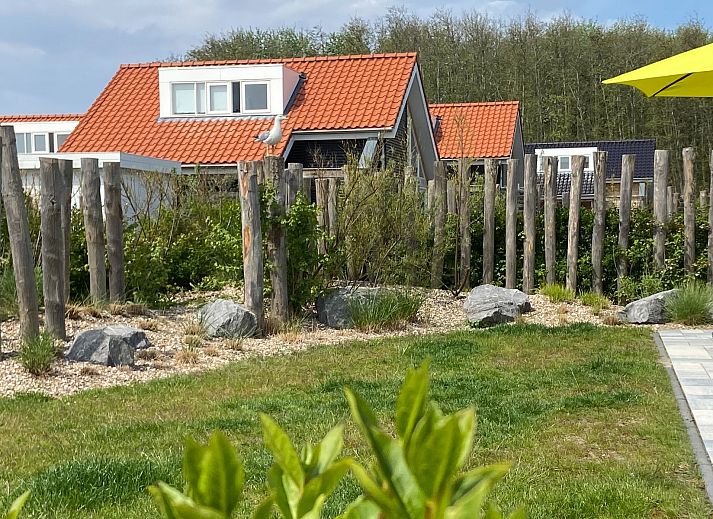 Gemuetliches Wohnzimmer mit Haengesessel im Ferienhaus Zonnedorp 29 Strandloper, Renesse, Zeeland.