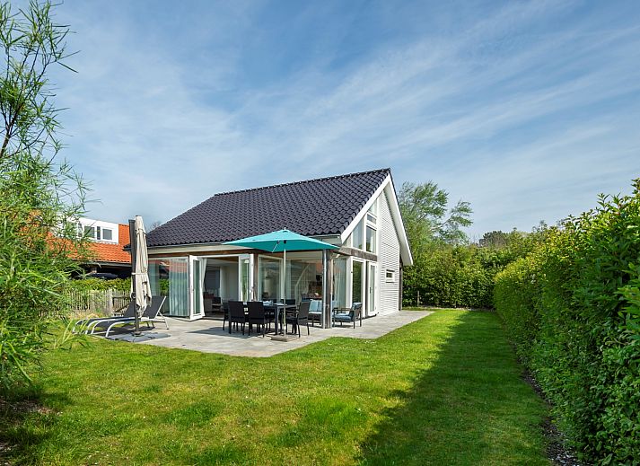 Vakantiehuis Zonnedorp 27 Beach Villa Renesse met zonnig terras en groene tuin.