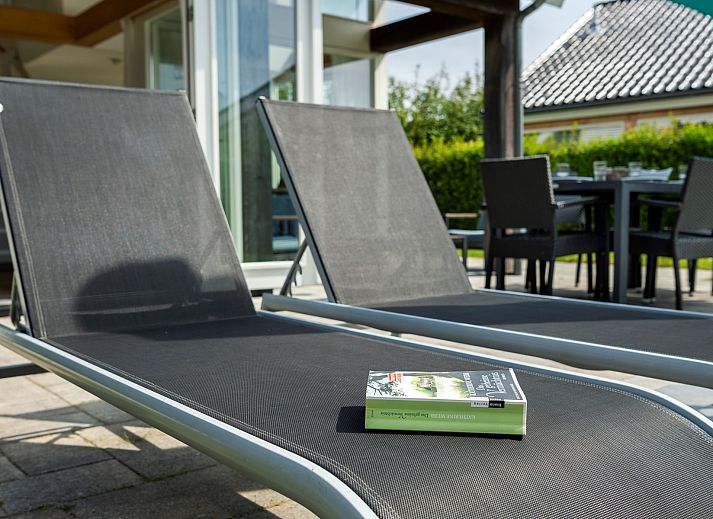 Vakantiehuis Zonnedorp 27 Beach Villa Renesse met zonnig terras en groene tuin.