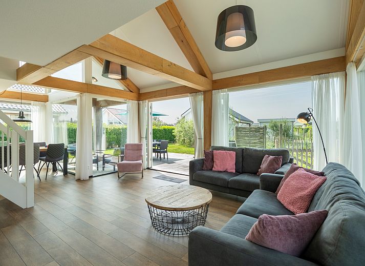 Vakantiehuis Zonnedorp 27 Beach Villa Renesse met zonnig terras en groene tuin.