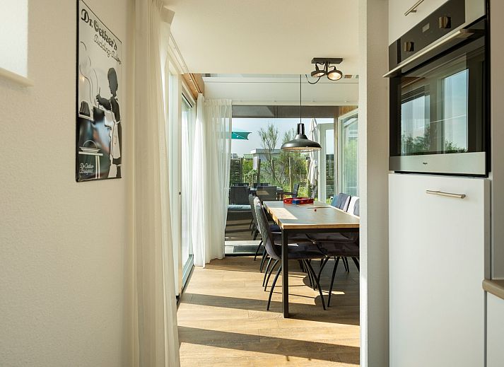 Ontspan op de ligstoelen van Vakantiehuis Zonnedorp 27 Beach Villa Renesse.