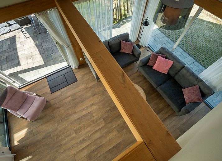 Lichte woonkamer in Vakantiehuis Zonnedorp 27 Beach Villa Renesse met uitzicht op de tuin.