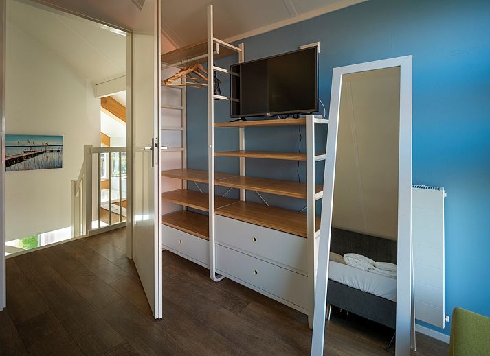 Lichte woonkamer in Vakantiehuis Zonnedorp 27 Beach Villa Renesse met uitzicht op de tuin.