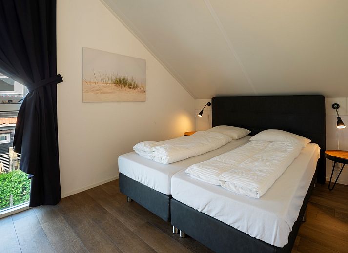 Lichte woonkamer in Vakantiehuis Zonnedorp 27 Beach Villa Renesse met uitzicht op de tuin.