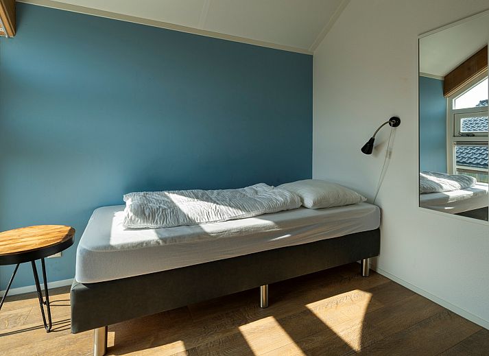 Moderne lounge in Vakantiehuis Zonnedorp 27 Beach Villa Renesse met grote ramen.