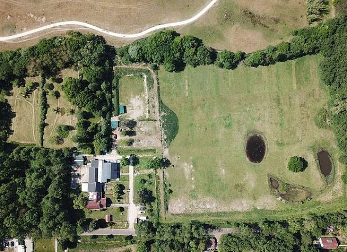 Gezellige binnenruimte van Huisje in Renesse met uitzicht op de natuur in Schouwen-Duiveland.