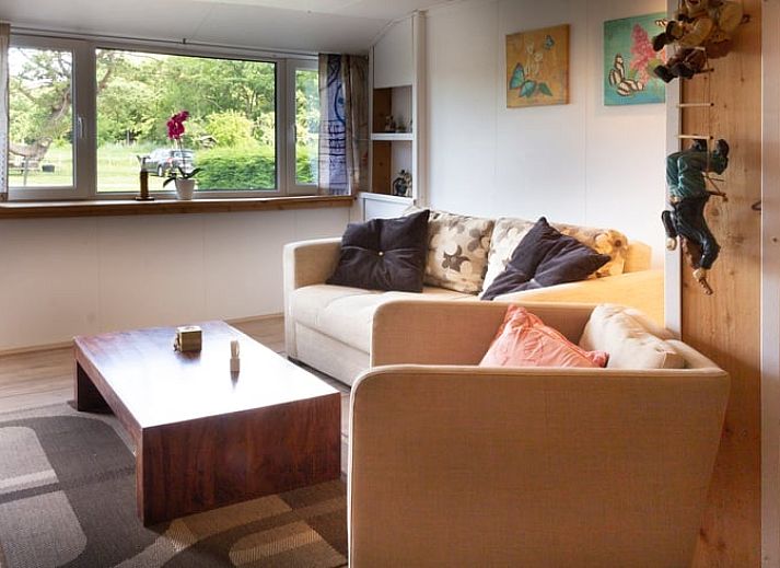 Gezellige binnenruimte van Huisje in Renesse met uitzicht op de natuur in Schouwen-Duiveland.