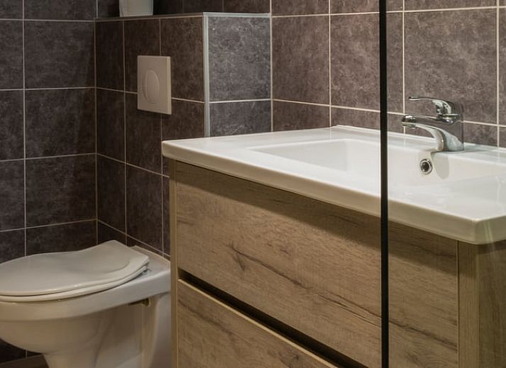 Gezellige binnenruimte van Huisje in Renesse met uitzicht op de natuur in Schouwen-Duiveland.