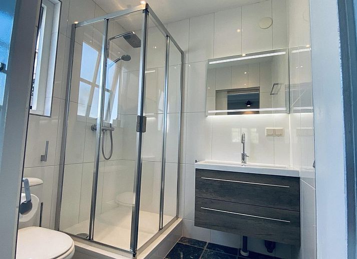 Vorderseite von VZ704 Freistehendes Ferienhaus Renesse mit grosser Veranda, Renesse, Schouwen-Duiveland, Zeeland.