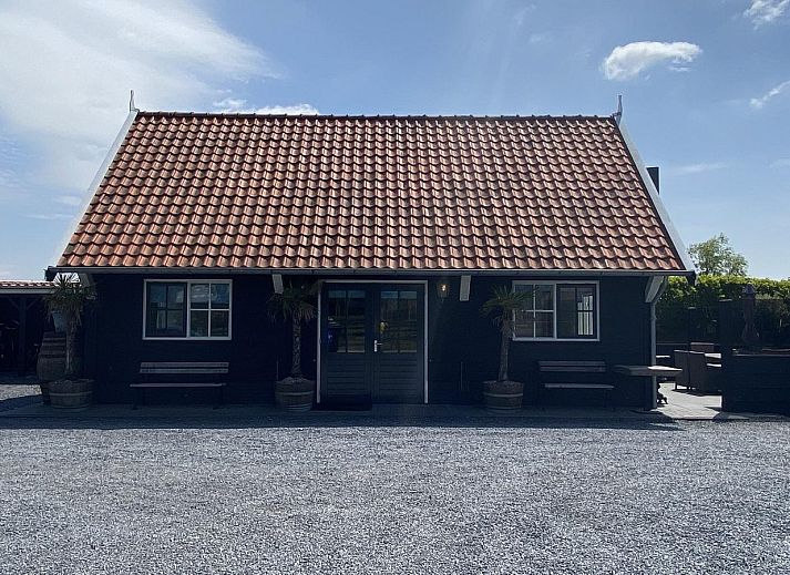 Sonnenterrasse bei VZ704 Ferienhaus Renesse mit bequemen Sitzgelegenheiten, Renesse, Schouwen-Duiveland, Zeeland.