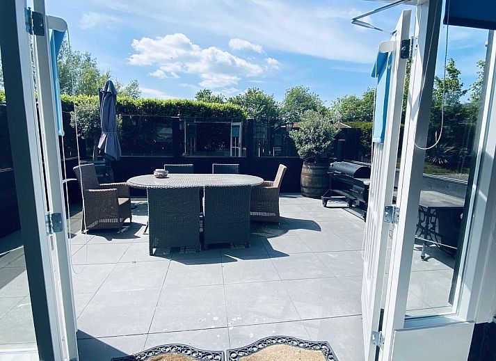 Sonnenterrasse bei VZ704 Ferienhaus Renesse mit bequemen Sitzgelegenheiten, Renesse, Schouwen-Duiveland, Zeeland.