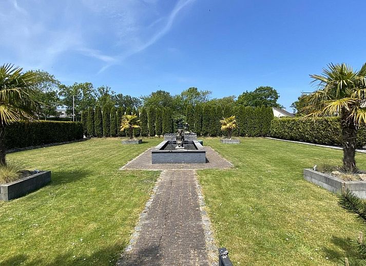 Helles Wohnzimmer mit Terrassentueren zur Terrasse in VZ704 Ferienhaus Renesse, Renesse, Schouwen-Duiveland, Zeeland.