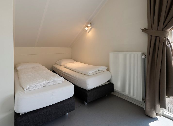 Geniet van de groene tuin bij Vakantiehuis Zonnedorp 16, 'Bakboord', in Renesse, Zeeland, met uitzicht op de natuur en privacy.