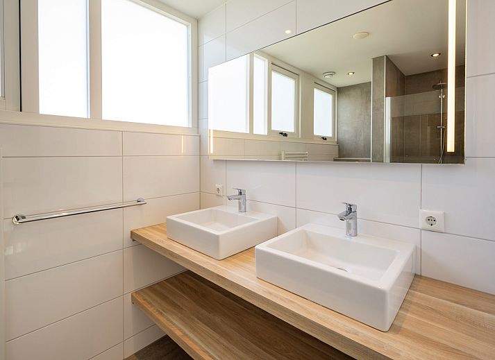 Geniet van de groene tuin bij Vakantiehuis Zonnedorp 16, 'Bakboord', in Renesse, Zeeland, met uitzicht op de natuur en privacy.